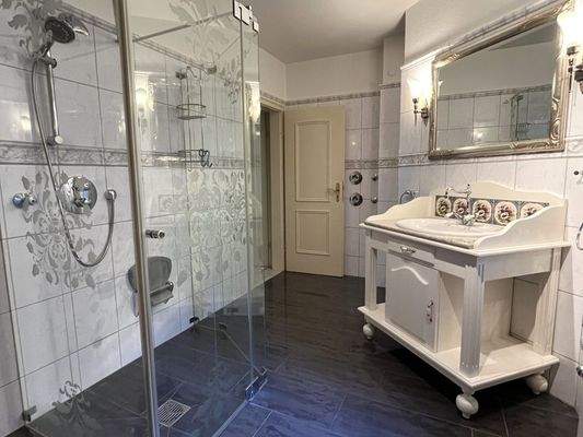 Badezimmer mit Dusche