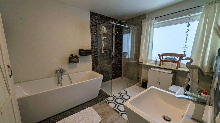 Tageslichtbad mit Wanne und Dusche im Erdgeschoss