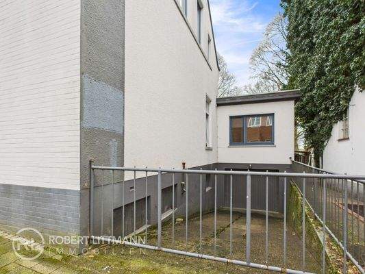 CAM04259G0-PR0083-STILL032