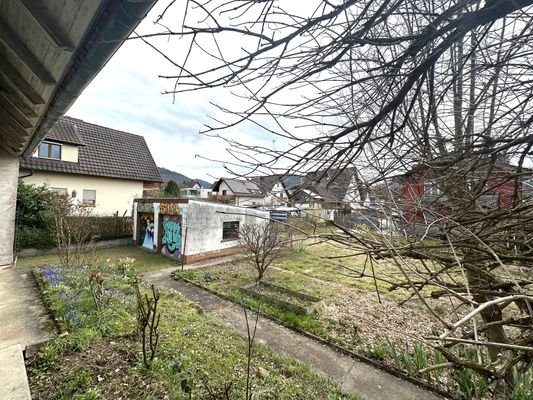 Blick zur Doppelgarage