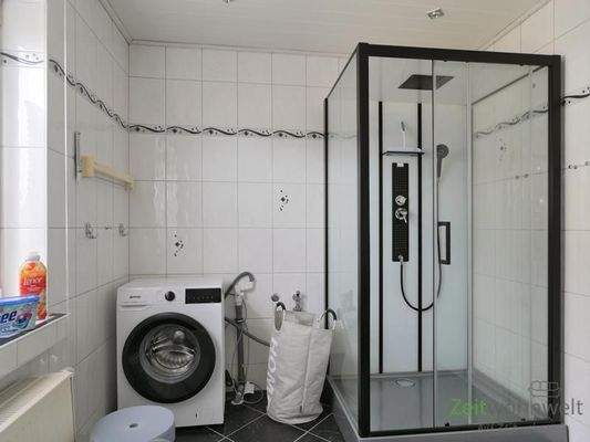 Dusche und Waschmaschine