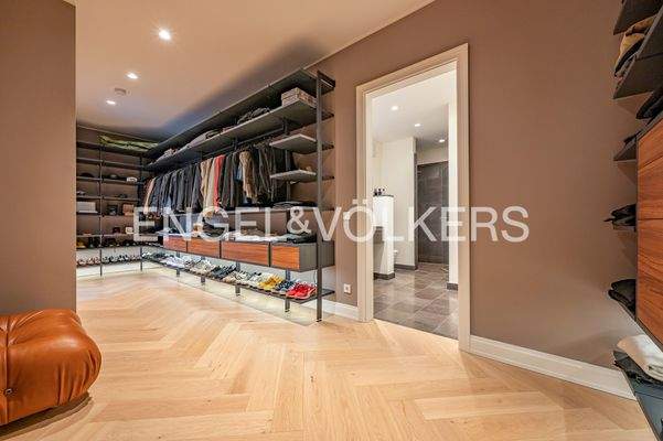 Großzügige Ankleide