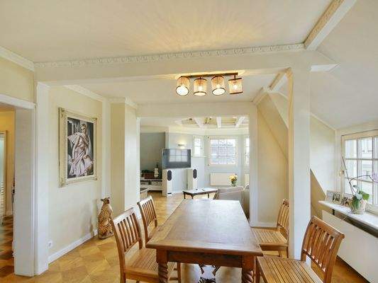 Einladender, offener Essbereich mit stilvollem Ambiente