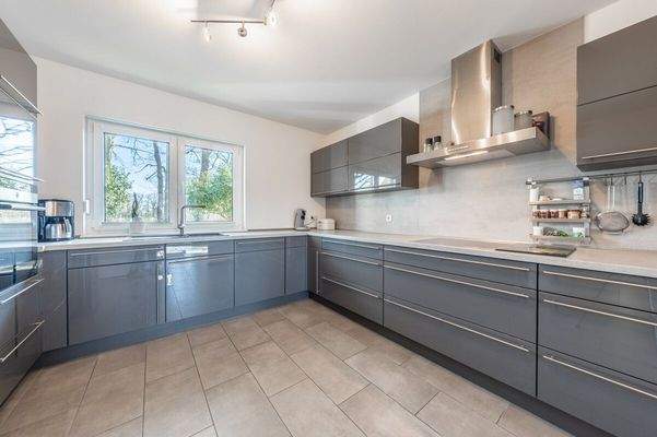 Ihre geräumige Küche bietet genug Ablagefläche 