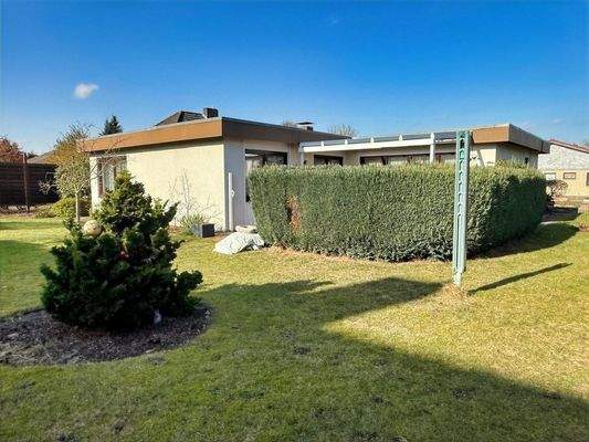 Gartenansicht mit großer Terrasse inkl. Überdachung