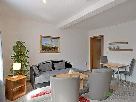 Sofa, Sessel und Esstisch