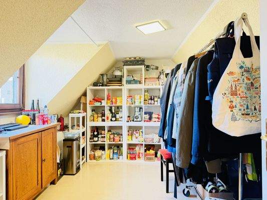 Einheit Dachgeschoss Abstellraum/ Ankleide - Zugang über Küche