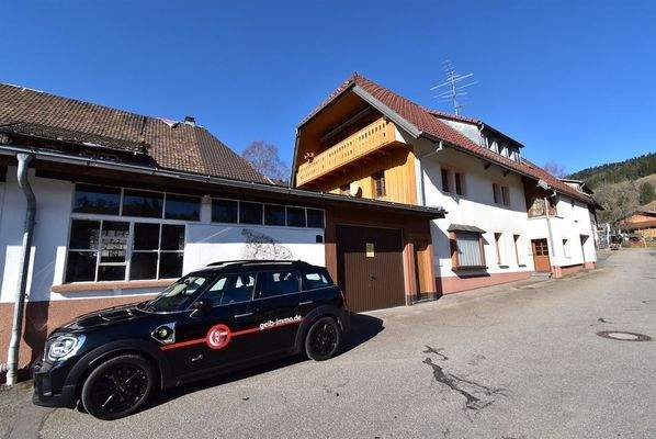 Hausansicht mit Gewerbe