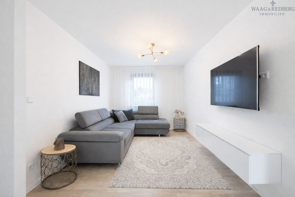 Helles Wohnzimmer mit Aussicht in den Garten 