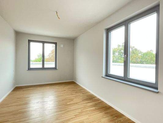 Helles Zimmer mit Fenstern