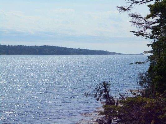 Blick über die Meeresbucht zum offenen Meer