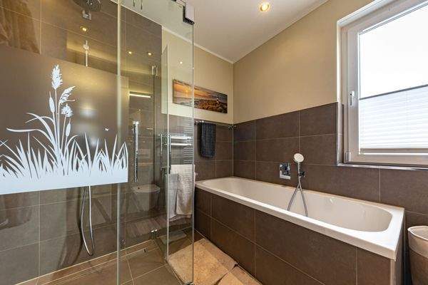 Dusche und Badewanne