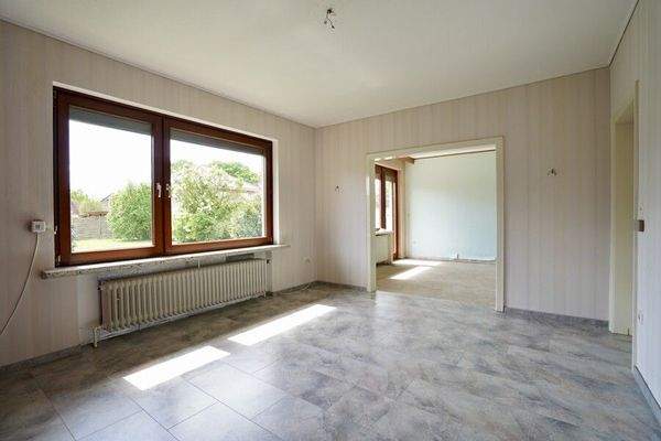 Wohnzimmer mit angrenzendem Esszimmer