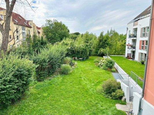 Blick von der Terrasse in den hauseigenen Garten