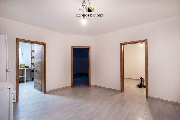 ...es gibt noch mehr Räume im Keller.