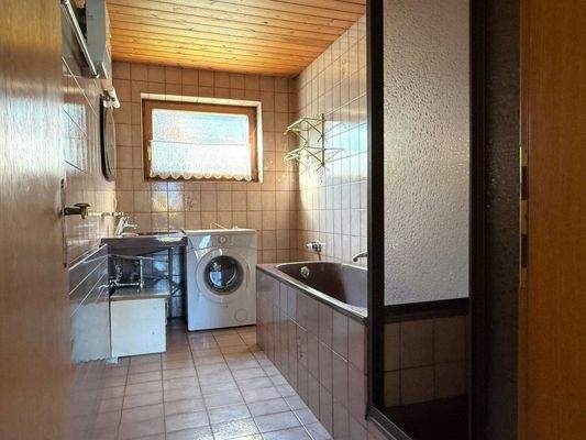 Badezimmer mit Dusche, Wanne und Fenster