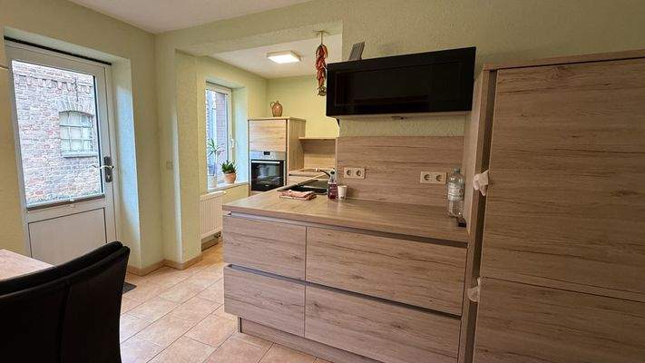 Küche mit Einbauküche