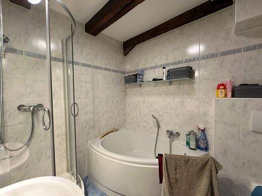 Modernes Bad mit Dusche und Eckbadewanne