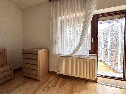 OG Schlafzimmer mit Zugang zum Wintergarten.JPG