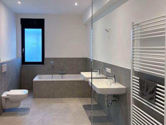 neuwertiges Masterbad ...