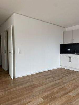 Heller Wohnbereich mit Küche