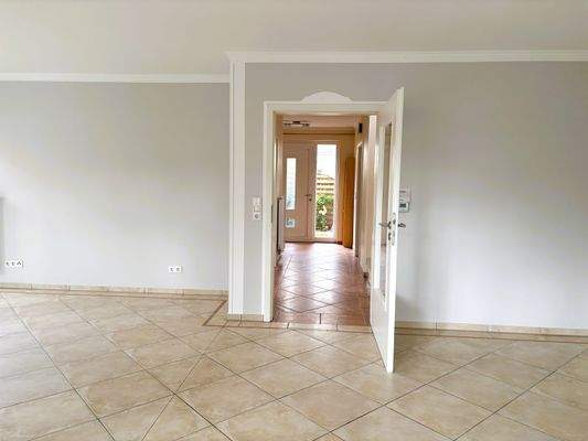 Wohnzimmer mit Blick in den Flur