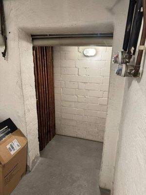 Kellergang zu weiteren Mieterkellern