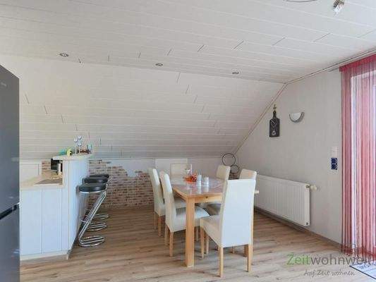 Esstisch neben dem Küchentresen