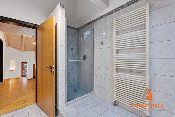 Separate Dusche im Badezimmer im DG