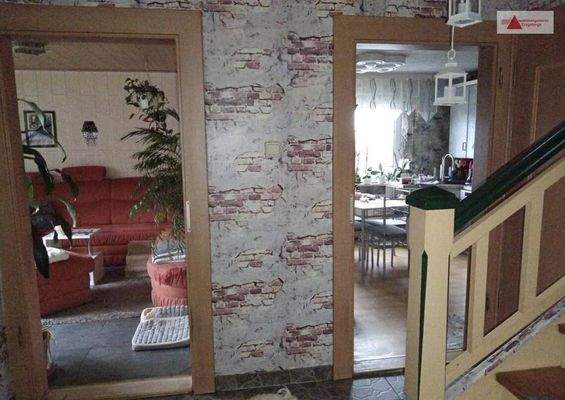 Flur mit Blick in Küche und Wohnzimmer-2