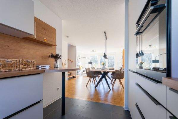 Musterhaus Küche Blick zum Wohn-Essbereich