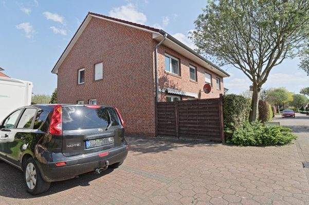 Frontansicht + Parkplätze