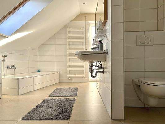 Bad im Dachgeschoss