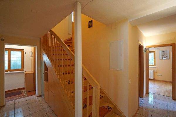 Vorraum und Stiegenaufgang ins Dachgeschoß