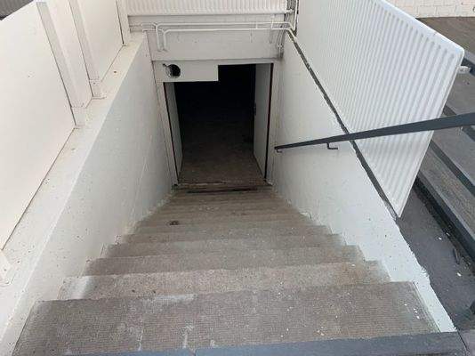 Treppe zum Untergeschoss