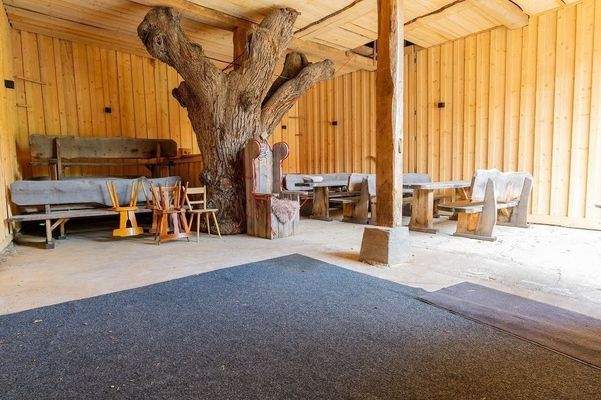 Gemütlich gestaltete Festscheune