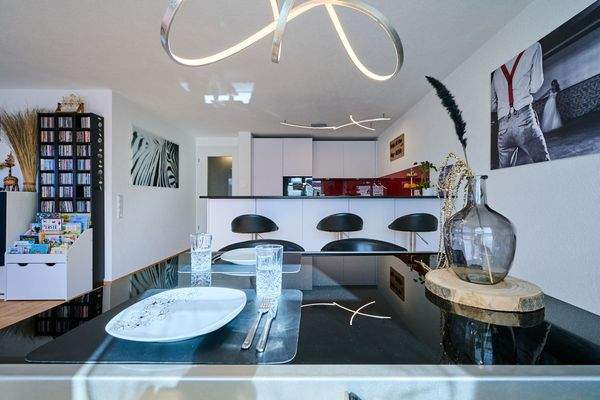 Blick vom Essplatz zur Küche