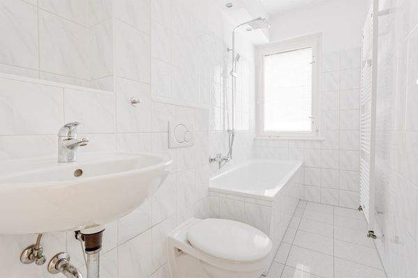 Badezimmer mit Duschwanne