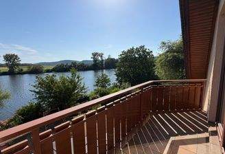 Schlafzimmer hinten Blick von der Terrasse auf die Mosel.jpg