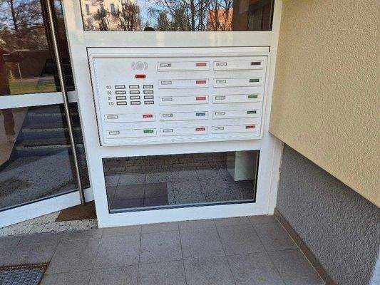 moderne Klingel-/Briefkastenanlage