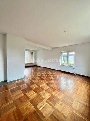 L-Förmiges, lichtdurchflutetes Wohnzimmer