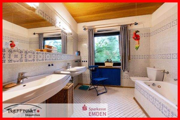 großes Tageslichtbadezimmer