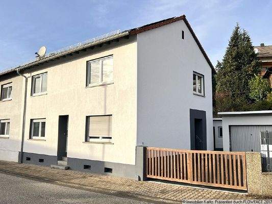 Vorderseite mit Hofeinfahrt