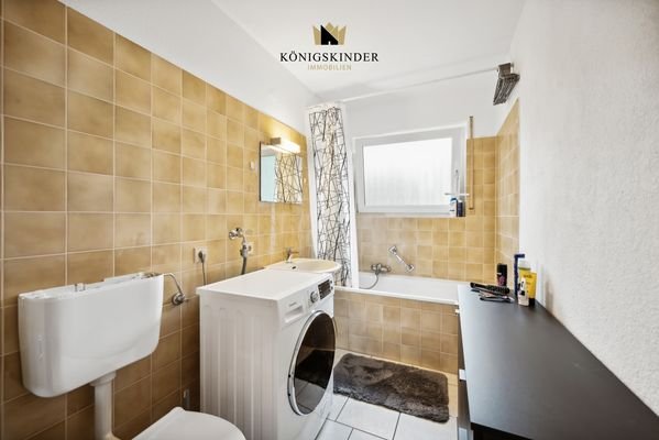 Komfortables Badezimmer mit Badewanne