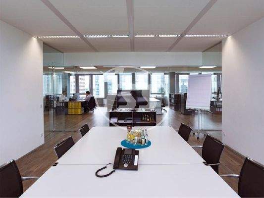 Meetingbereich mit Blick in die Bürofläche
