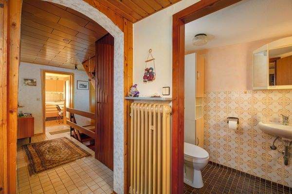 Flur und separates WC OG