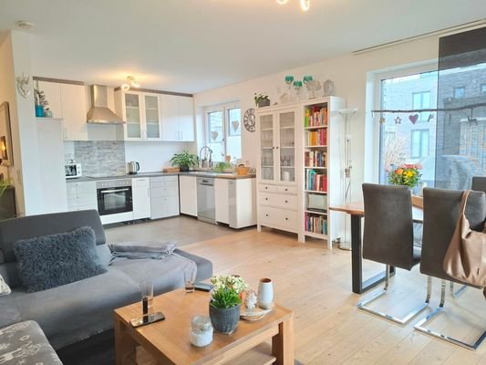 Wohnzimmer mit offener Küche
