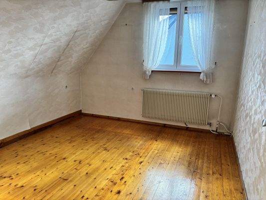 Schlafzimmer mit Dielenboden (DG)