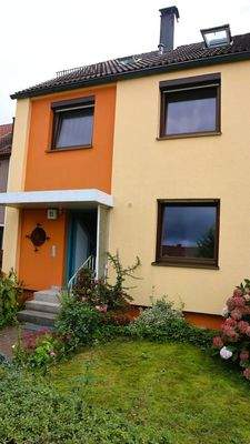 Hauseingang mit kl. Vorgarten