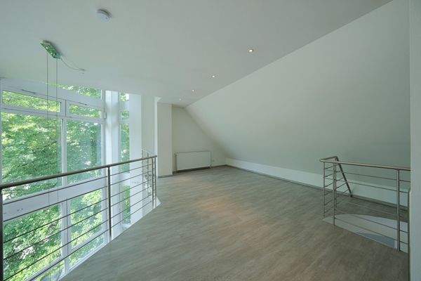 Galeriebereich mit riesiger Fensterfront